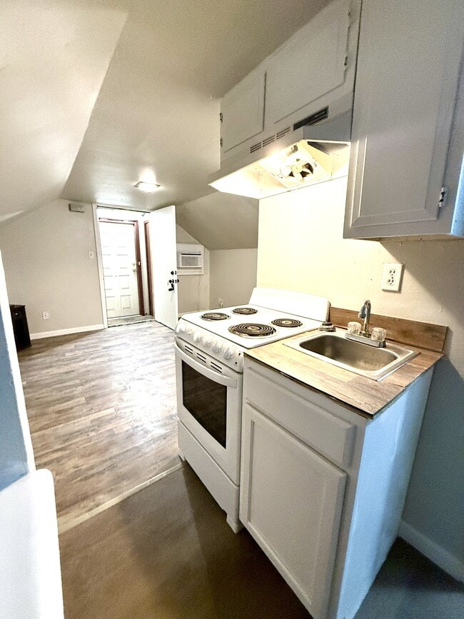 Photo - 805 1/2 M St NW