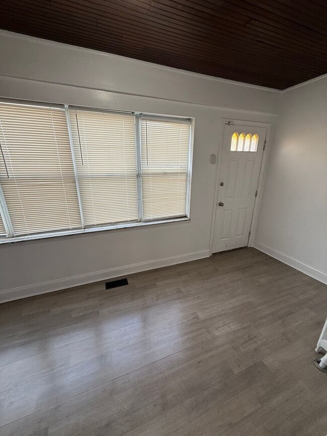 Photo - 6754 Linmore Ave
