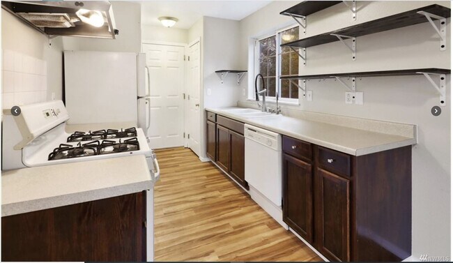 open kitchen gas stove - 2516 Woburn St Apartments Unit Private duplex w garage