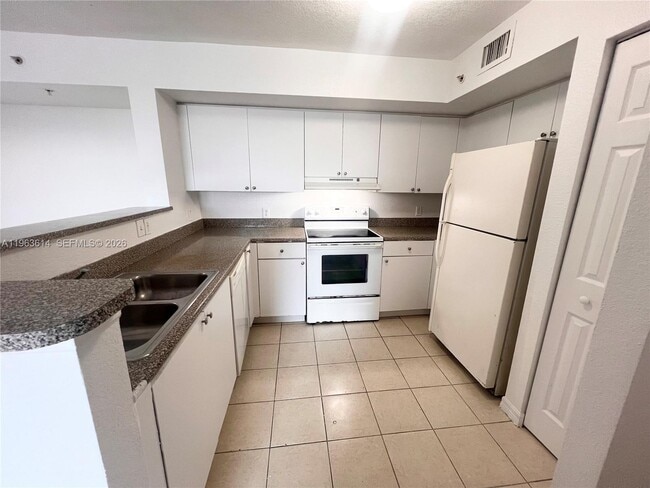 Photo - 13800 NE 3rd Ct Unidad 305