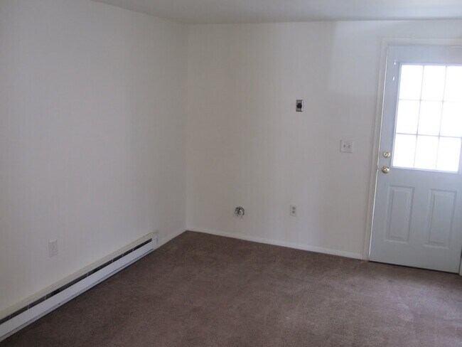 Dining - 311 W Queen St Unit B