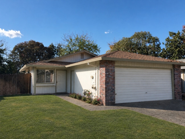 Building Photo - Rare find home with 2-Car Garage, Fenced Yard, with Convenient Location!
