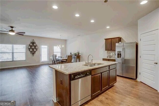 2436 Foxy Dr