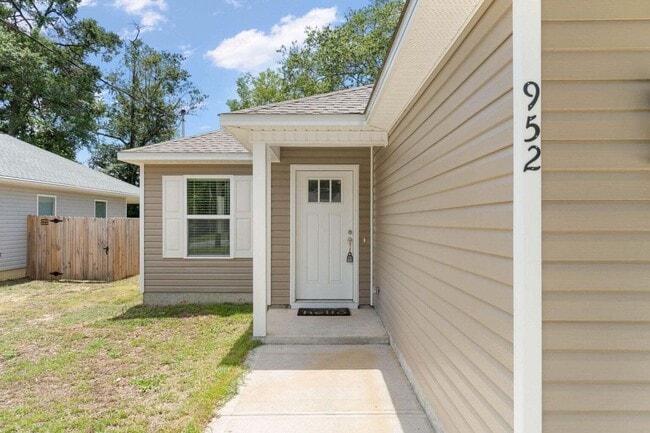 Photo - 952 Mapoles St