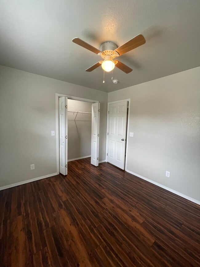 Building Photo - 1122 Oak Ln Rental