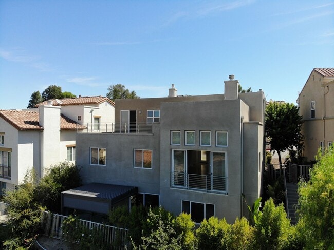 Modern 5-Bedroom Home with Spectacular Vie... - Modern 5-Bedroom Home with Spectacular Vie...