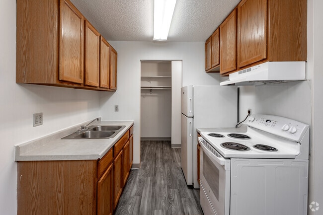 1BR, 1BA - 636SF - Kitchen - The Provinces