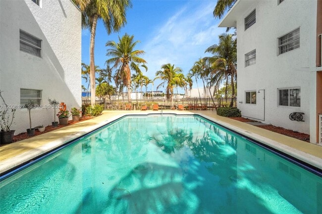 Building Photo - 4335 NW S Tamiami Canal Dr Unit 304