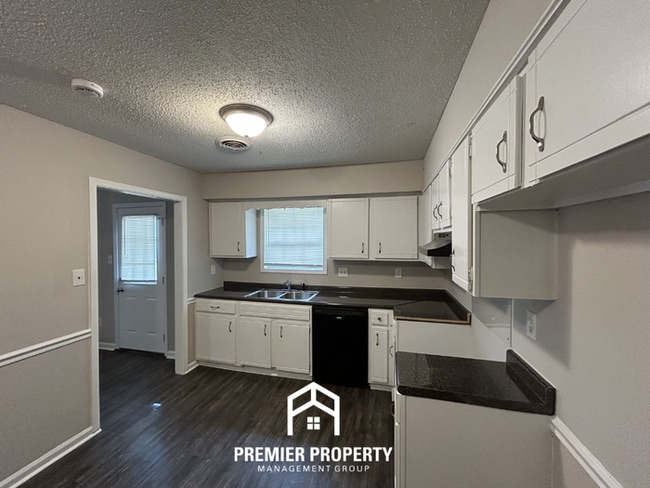 Photo - Charming 3BR/2BA Southaven Cove | Vaulted Ceilings, Fireplace & 2-Car Garage