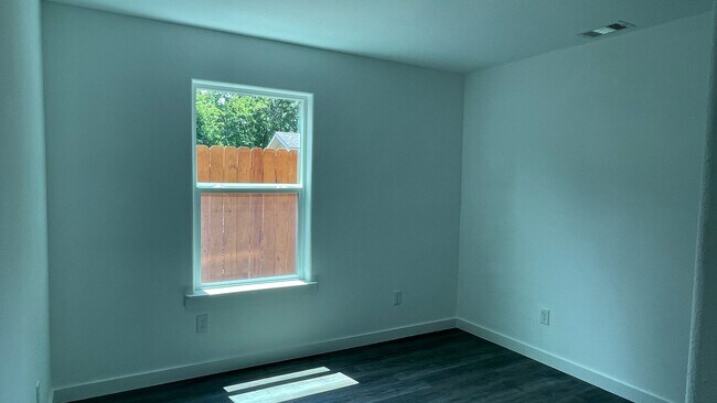 Photo - 2322 Wavell St