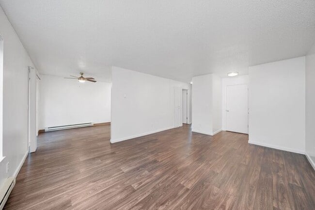 Building Photo - 3 bedroom 1 bath apt! 1ST MONTH RENT FREE!!!