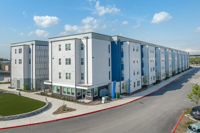 Building Photo - Summit at Renaissance Park Rental