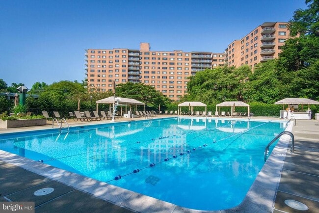 Building Photo - 4201 Cathedral Ave NW Unit 118E