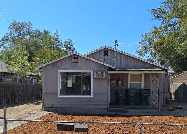Building Photo - House plus studio!