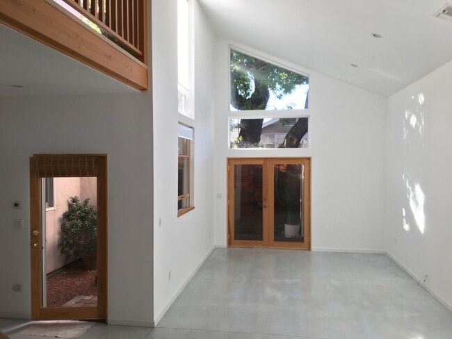 Vivir 2 - 1948 S Holt Ave