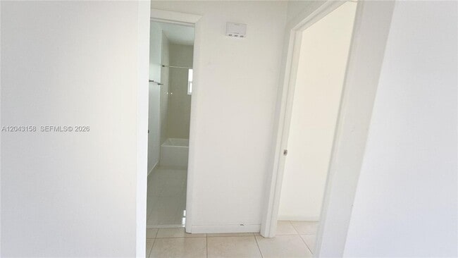 Building Photo - 3519 SW 17th Ter Unit 35