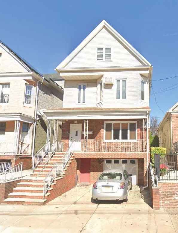 Building Photo - 31 W 10th St Rental