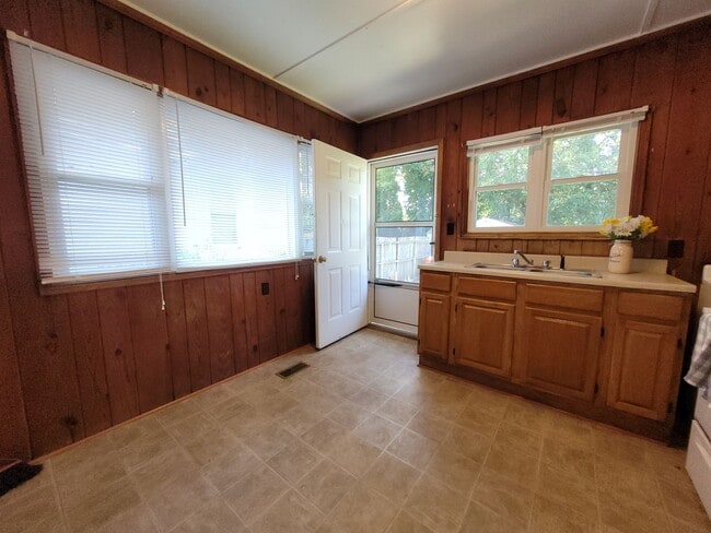 Photo - Cozy 2 Bed 1 Bath Cottage near Downtown El...