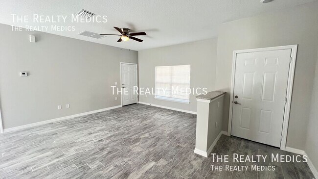 Photo - 1138 Kareena St NW