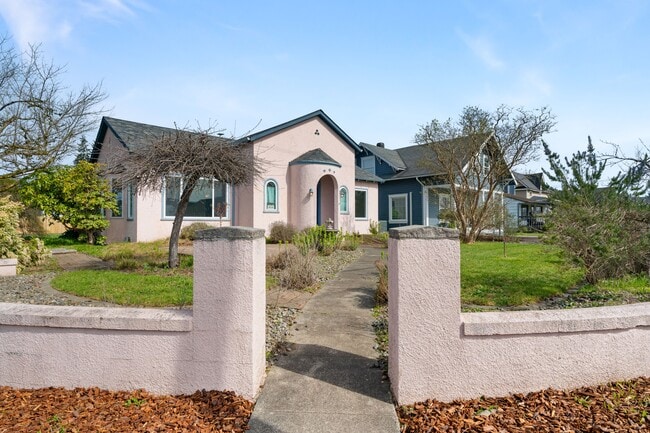 Building Photo - 404 Pioneer Ave E