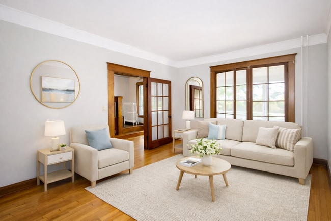 Photo - 322 Pierce St N