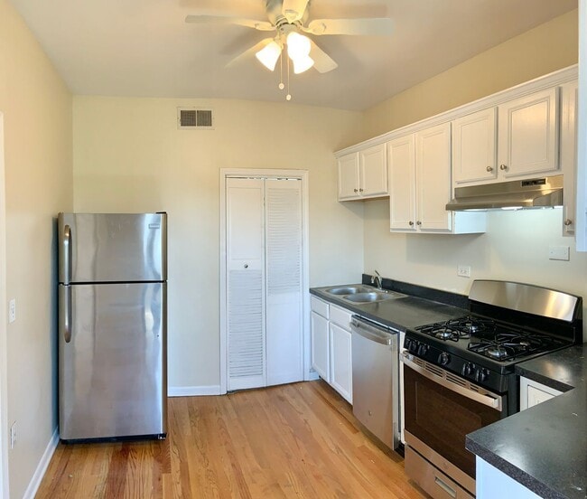 Photo - 4847 W Hutchinson St Unit 2