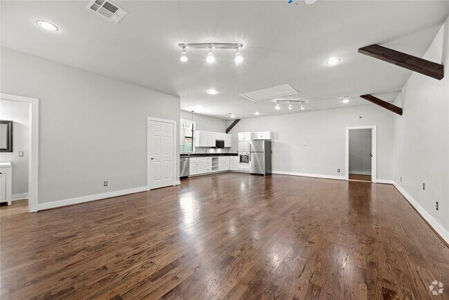 Building Photo - 633 E 11th St Rental