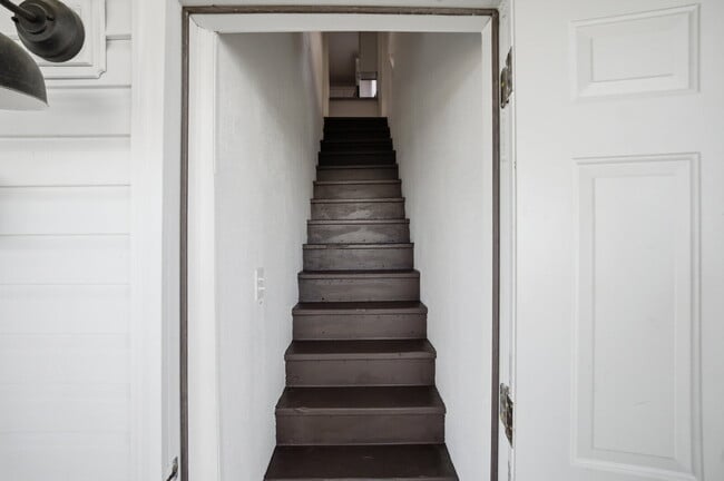 Photo - GORGEOUS REMODELED 1 BEDROOM APARTMENT IN HISTORIC PORT NORFOLK! Unit B