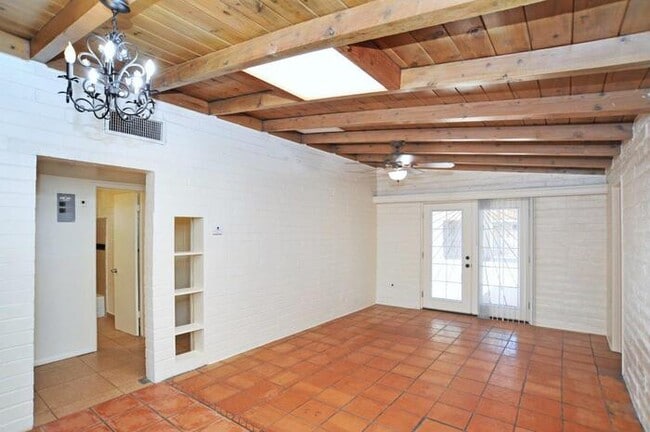 Photo - 4 bedroom/2 bath home on large lot near Alvernon/Grant!