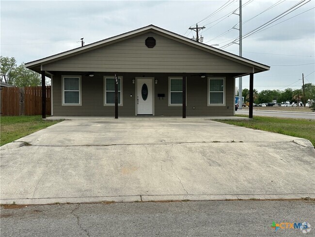 Building Photo - 1084 E Weinert St Rental