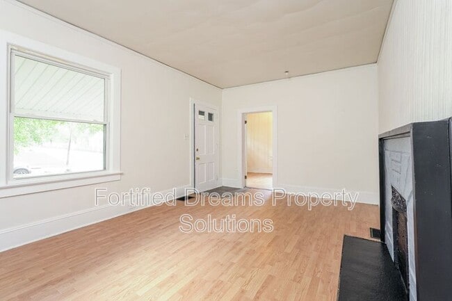 Photo - 420 E Twenty-Fifth St