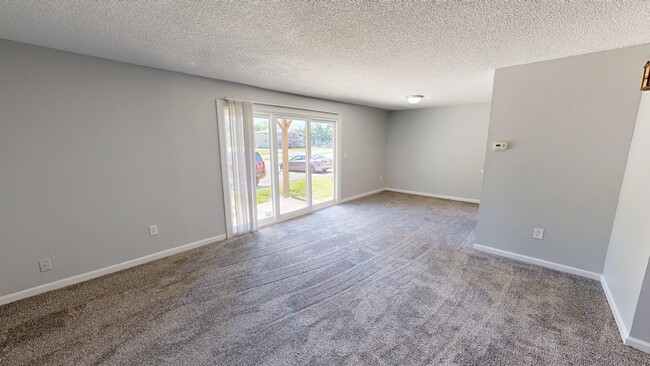 2BR, 2BA - 985 SF - Living Room