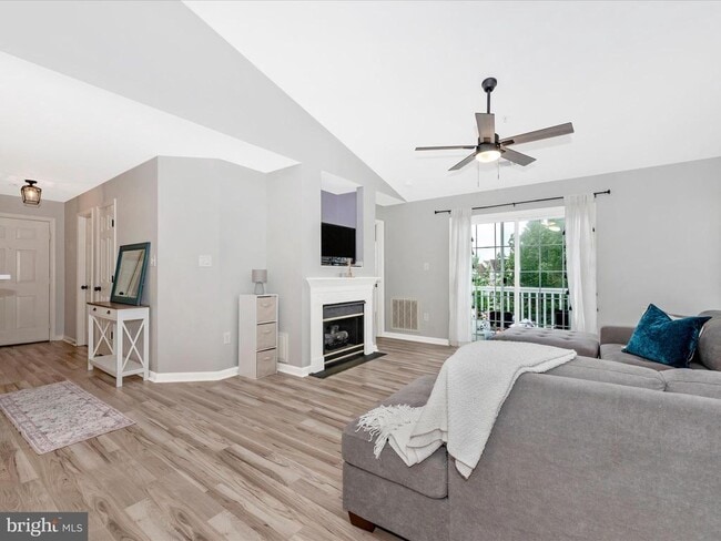 Building Photo - 2501 Coach House Way Unit 3A