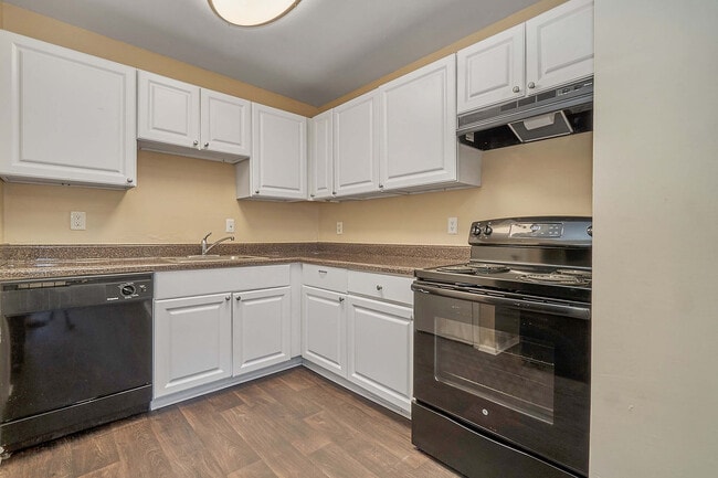 Vista completa de la cocina - Turlington Oaks Apartments