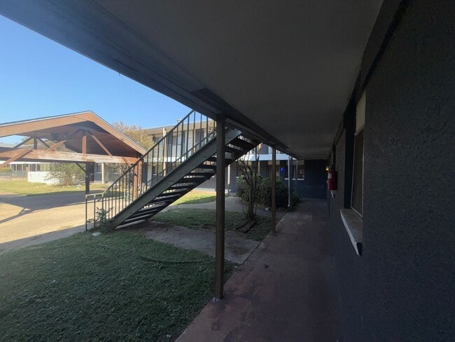 Building Photo - Conveniently Located Studio with ALL Utilities INCLUDED Unit 222 B