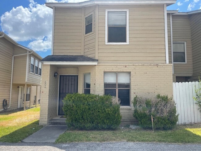New Rental! 2-Story Townhome in Calallen –... - New Rental! 2-Story Townhome in Calallen –...