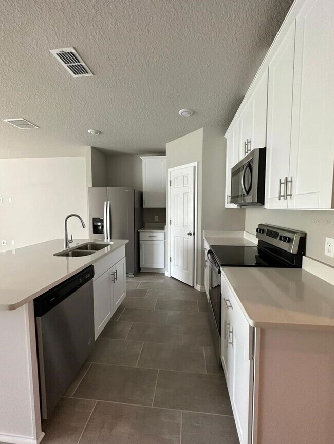 Photo - New 3 Bed, 2.5 Bath Townhouse in Davenport FL 33896 – Built 2023, Low HOA Unidad Union Square