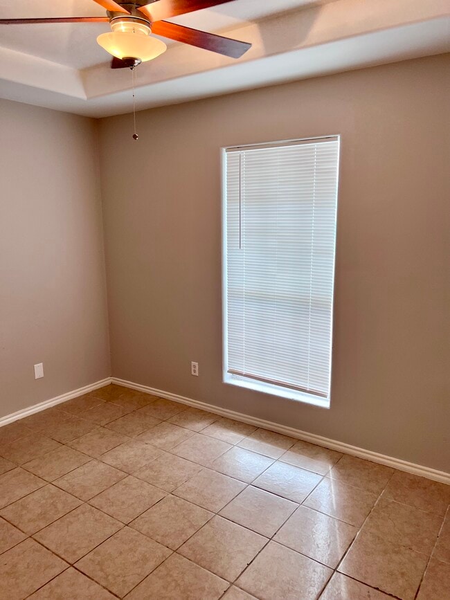 2nd Bedroom w/closet - 426 Alma Ave