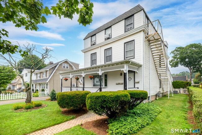 18 Elm Tree Pl Unit 2nd floor