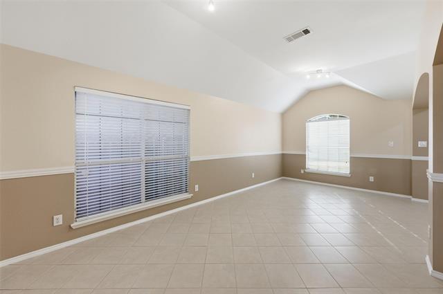 Photo - 421 Kingfisher Ln