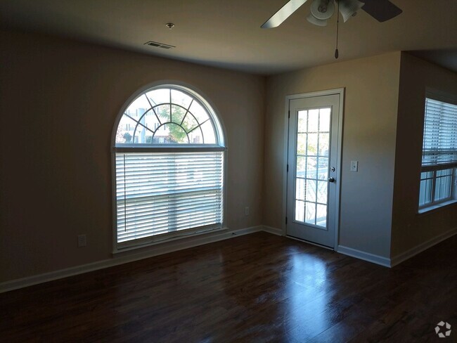 Building Photo - Gorgeous 2 bedroom 2 bath condo on 2nd flo... Unit 203