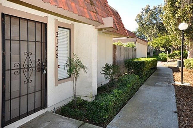 Building Photo - Lovely single level end unit in Tanglewood... Rental