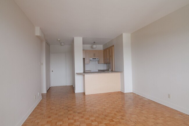 Building Photo - 3555 Chem. de la Côte des Neiges Unit 1508