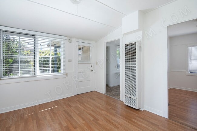 Building Photo - Cute Ocean Beach Cottage 1 Block from Newp... Unit 4745 1/2 Rental
