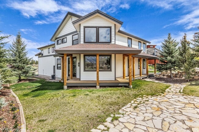 Building Photo - Stunning Mountain Retreat