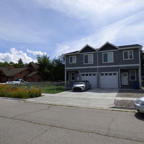 Building Photo - Newer side by side duplex