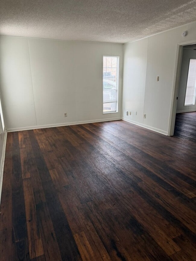 Building Photo - 2021 Austin Ave Unit 2021 Austin Ave. #1