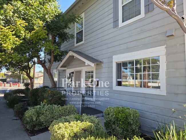 Building Photo - 523 W 6th St Unit #C