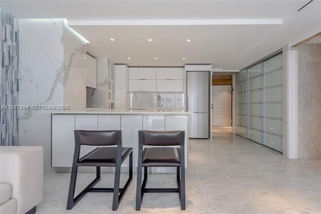 Building Photo - 6423 Collins Ave Unit 6423 Collins Ave appt 304