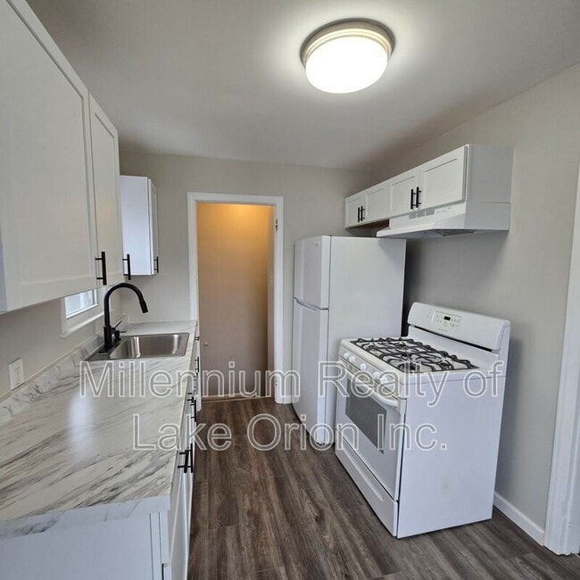 Photo - 353 South Blvd W